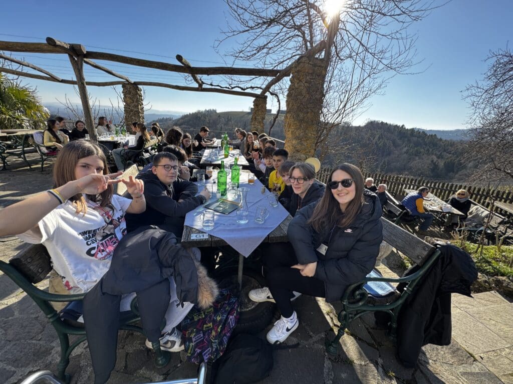 In der Woche von 3.3. - 7.3.2025 waren 25 SchülerInnen mit 3 Begleitpersonen vom Istituto comprensivo di Caerano (Treviso) bei uns auf Besuch. Die SchülerInnen nahmen mit großer Bereitschaft und Freude am Unterricht in den Klassen 3a, 3b, 3e, 4a, 4e, 5a, 5b teil.