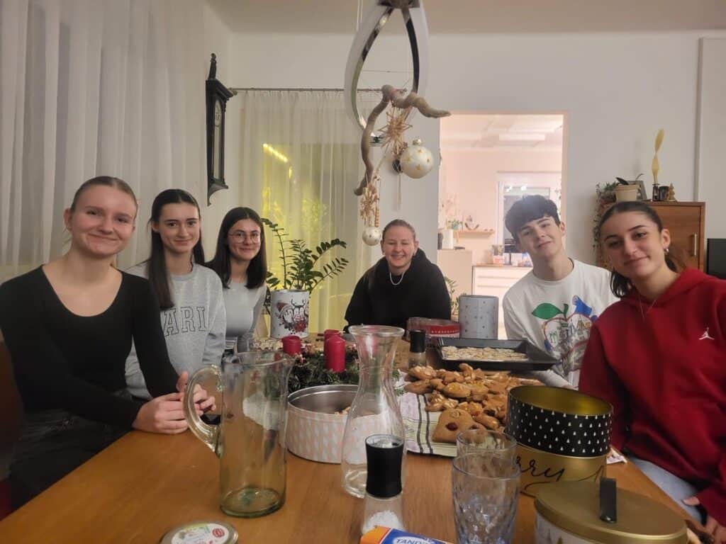 Kurz vor Weihnachten durften wir (Lilli, Carina,Valerie) drei Schüler:innen aus Montebelluna bei Treviso für fünf Wochen bei uns begrüßen und beherbergen – eine spannende Zeit voller neuer Begegnungen und interkultureller Erlebnisse! Jetzt haben wir die Gelegenheit selbst für fünf Wochen nach Italien zu reisen, bei unseren Austauschfamilien zu wohnen und dort die Schule zu besuchen.