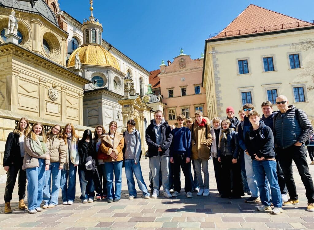 Schüler:innen der 7a und 7d verbrachten einige Tage in Sosnowiec, Polen. Dort arbeiteten sie mit polnischen Schüler:innen zusammen und tauchten in die polnische Kultur ein. Neben Pierogi, ausreichend Süßspeisen, Geschichten über Drachen und kleine Teufel in Minen standen Ausflüge nach Krakau und Katowice auf dem Programm. Der Besuch des ehemaligen Konzentrationslagers Auschwitz war dabei besonders berührend und wird allen noch sehr lange im Gedächtnis bleiben.