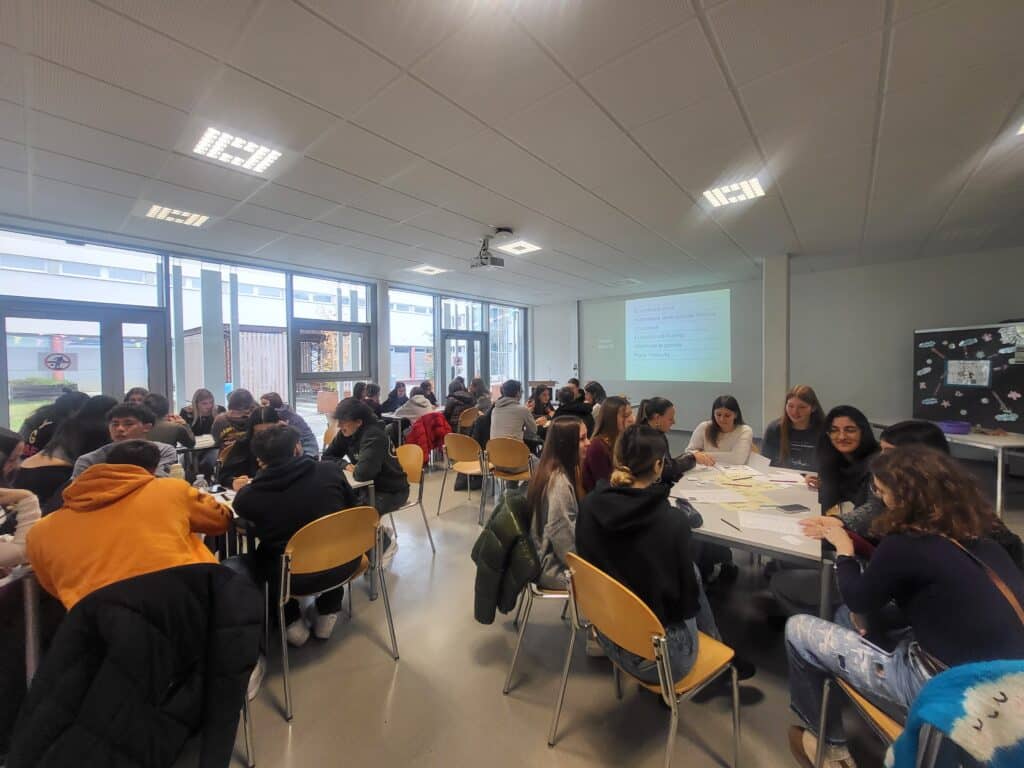 In der vergangenen Woche durfte unsere Schule 20 siebzehnjährige Gastschülerinnen und -schüler aus Avellino, einer Stadt unweit von Neapel, begrüßen. Gemeinsam mit der 7aw arbeiteten sie an zwei Projekttagen an einem abwechslungsreichen Programm, das von den Schülerinnen und Schülern zum Teil auch selbst gestaltet wurde.