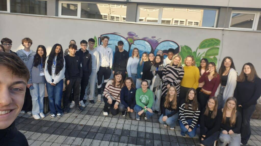 Im Rahmen eines Erasmus+ Projekts durften wir, die 5aew, vergangene Woche eine Schule mit 17-jährigen Schüler:innen aus Jesi bei Ancona willkommen heißen.