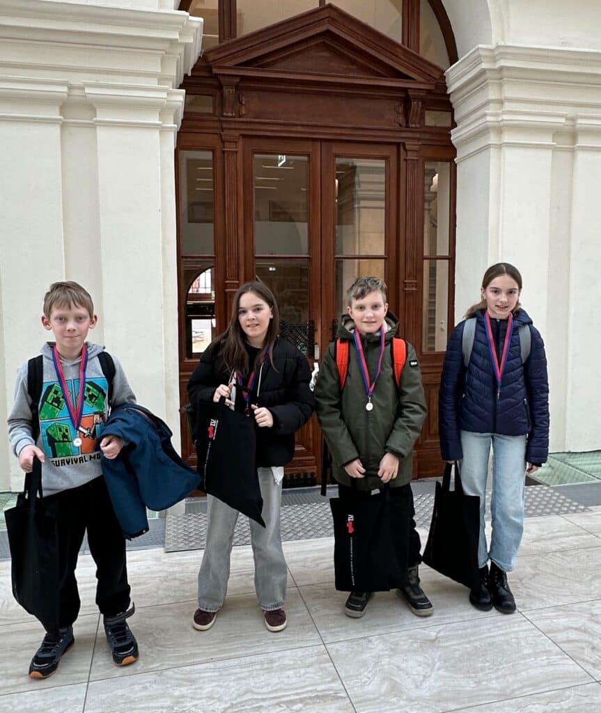 Beim diesjährigen MatheMixDoppel-Finale stellten sich zahlreiche steirische Teams einer besonderen mathematischen Herausforderung. Insgesamt knobelten 69 Teams der 1. Klassen sowie 72 Teams der 2. Klassen.