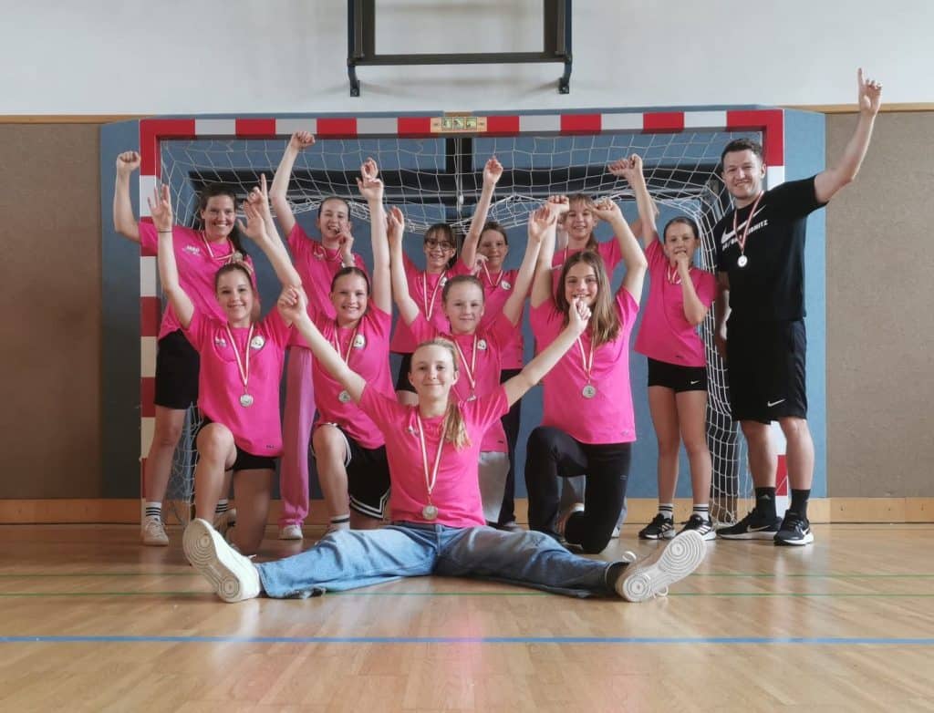 Unsere Handballerinnen aus den 2. Klassen können stolz auf eine erfolgreiche Saison zurückblicken und belohnten sich zum Abschluss mit dem Vizemeistertitel im Handball-Clubless-Bewerb.
